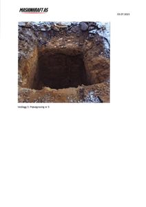 Fotografi av en prøvegraving i jorda, med overskriften 'Vedlegg 3: Prøvegraving nr 3'.