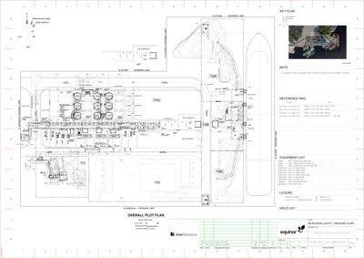 En oversiktsplan (Overall Plot Plan) som viser bygningenes plassering i forhold til eiendoms- og eksisterende grenser, samt en situasjonsfoto i øvre høyre hjørne.