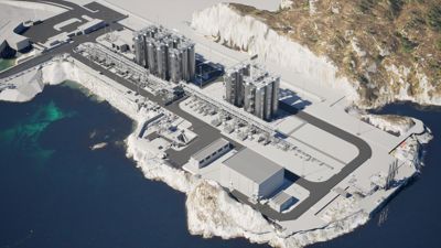 3D-visualisering av et industrielt anlegg (kanskje oljeraffineri eller kraftverk) plassert på en kystlinje med klipper.