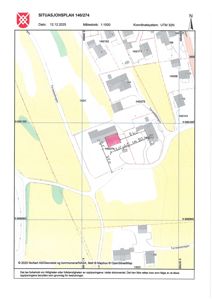Situasjonsplan (tomtekart) som viser eiendomsnummer, bygninger, veier og målestokk.