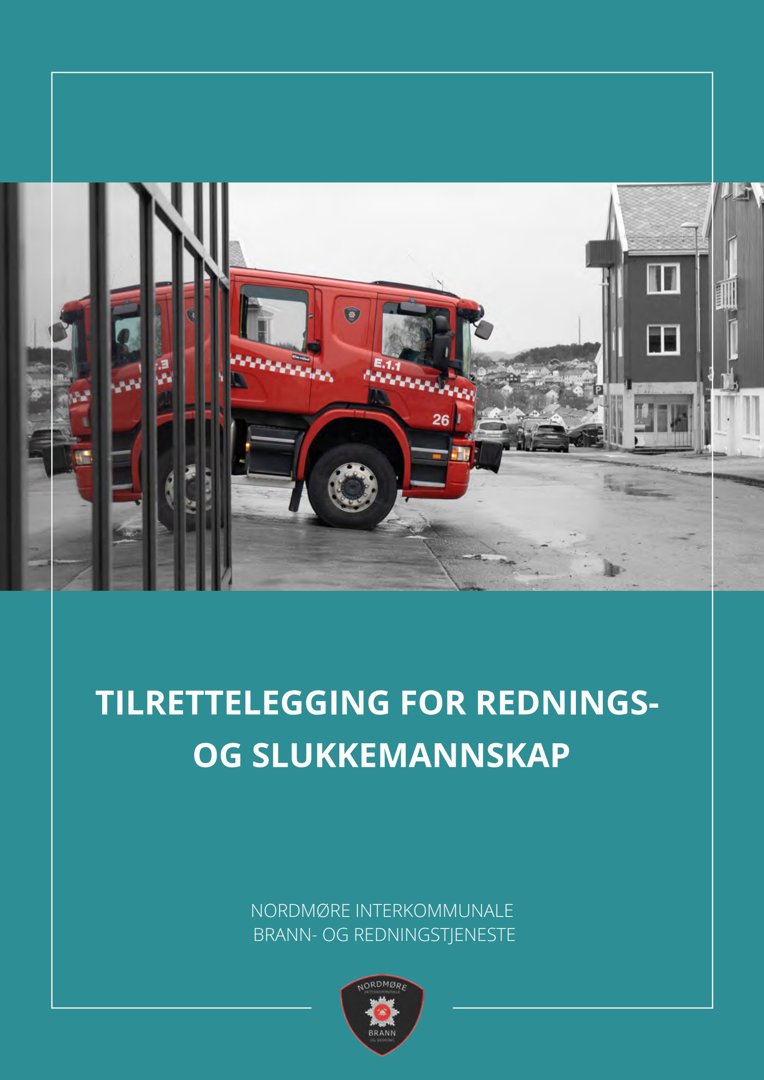 Fotografi av en rød brannbil parkert foran en bygning, med teksten 'TILRETTELEGGING FOR REDNINGS- OG SLUKKEMANNSKAP' og logo for Nordmøre interkommunale brann- og redningstjeneste.