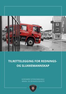 Fotografi av en rød brannbil parkert foran en bygning, med teksten 'TILRETTELEGGING FOR REDNINGS- OG SLUKKEMANNSKAP' og logo for Nordmøre interkommunale brann- og redningstjeneste.
