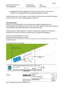 Situasjonsplan som viser plassering av et nytt garderobebygg (tiltak) i forhold til eksisterende tribune og braker, samt topografi.