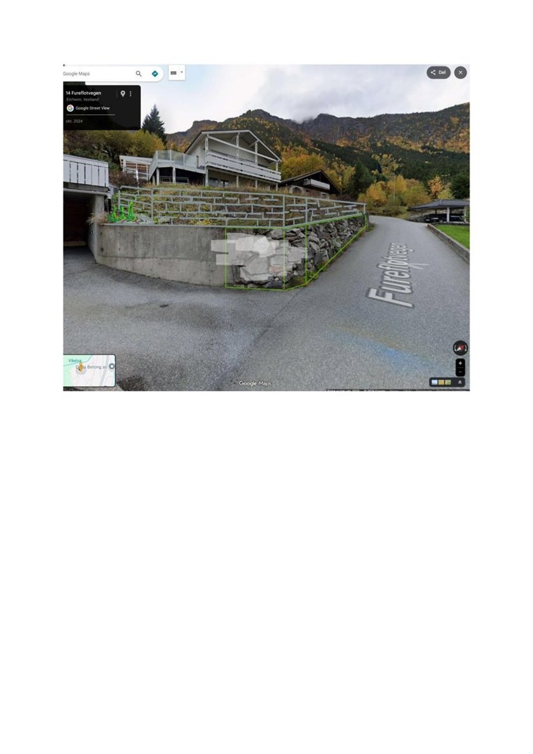 Google Street View-bilde av Furefjærenes vei 14, som viser en betongmur, en steinmur og en vei med hus i bakgrunnen.