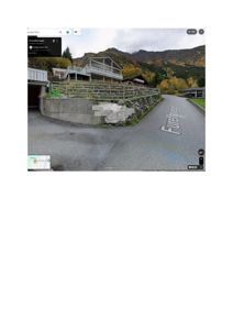 Google Street View-bilde av Furefjærenes vei 14, som viser en betongmur, en steinmur og en vei med hus i bakgrunnen.
