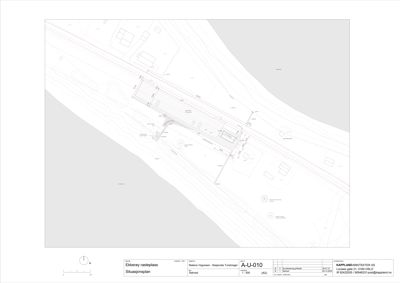 Situasjonsplan for Eikerey raste plass som viser bygningers plassering i forhold til omgivelsene, veier og topografi.
