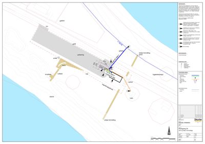 Situasjonsplan som viser tomtens beliggenhet, grenser, nabolag (strand, inn, gatelys), og plassering av bygninger (parkering, 100 m²) i forhold til omgivelsene.