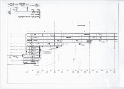 Snittegning som viser bygningens tverrsnitt, inkludert etasjer, parkeringsplasser og grunnplan.