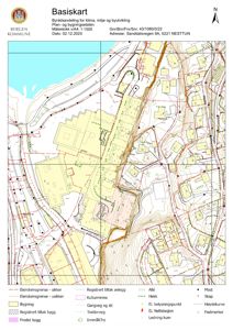 Basiskart (situasjonsplan) som viser eiendomsgrenser, bygninger, vegnett og terrengforhold for Sanddalsvegen 9A.