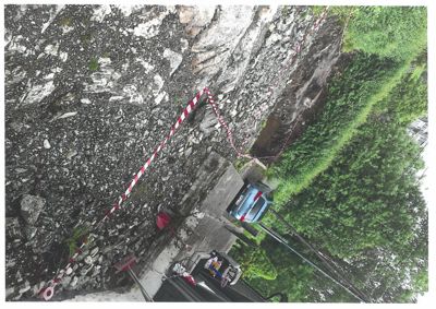 Fotografi av en utgravet grøft eller graving på en tomt, med en bil og verktøy i nærheten.