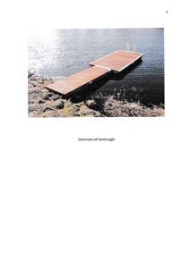 Fotografi av en flytebrygge i vannet