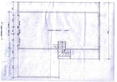 En håndtegnet opprinnelig husetasjeplan med dimensjoner og en trapp.