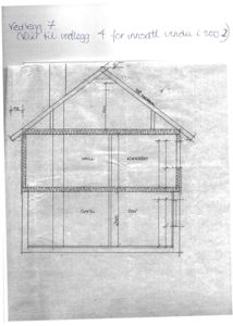 Snittegning som viser bygningens tverrsnitt med romfordeling (hall, kjøkken, garasje, garasje) og takkonstruksjon.