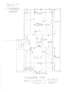 En håndtegnet etasjeplan (50v. 1 og 50v. 2) med mål på vegger, dører og romarealer.