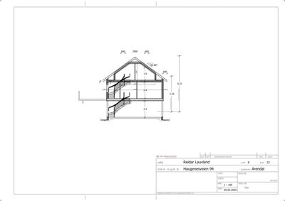 Snittegning som viser tverrsnitt gjennom en bygning med trapp og etasjer.