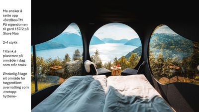 Fotografi av et innendørs rom med utsikt gjennom store, rundede vinduer mot en fjord og fjell. Bildet viser en sengerom med møbler og tekst på norsk om et prosjekt for «BirdBox»-hytter.
