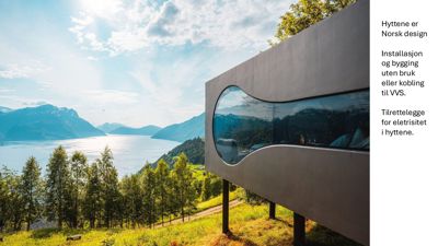 Fotografi av en moderne hytte sett fra utsiden, med utsikt over et fjordlandskap.