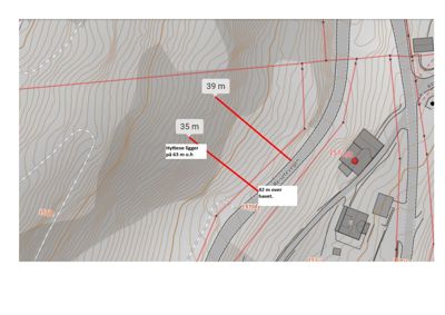 Situasjonsplan med høydekurver, vei (Resedøvegen), og markerte avstander/høyder for hytteplassering.