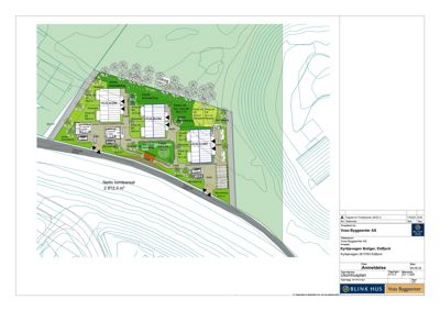 Situasjonsplan som viser tomtens form, konturer, plassering av bygninger (HUS A/B/M), veier, parkeringsplasser og beplantning.
