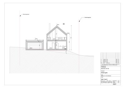 Snittegning (H) som viser bygningens tverrsnitt, høyder, takform og grunnplan.