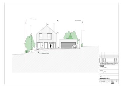 Fasadetegning (opprikk) av et hus med garasje, inkludert høydemål, terrengforhold og eiendomsgrenser.