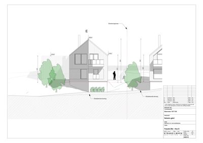 Fasadetegning som viser bygningens utseende fra øst (E), inkludert høyder, vinduer og eksisterende terreng.