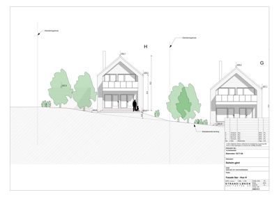 Fasadetegning som viser oppriss av huset sett fra fronten, inkludert høydemål, terrengforhold og eksisterende vegetasjon.