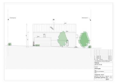 Fasadetegning (opprikk) av bygningen sett fra vest. Tegningen viser høyder, takhøyder, endemegrenser og terrengforhold.