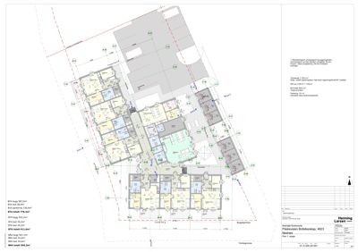 Etasjeplan (Plan 1) som viser romfordeling, arealer og bygningsplassering for et bygg.