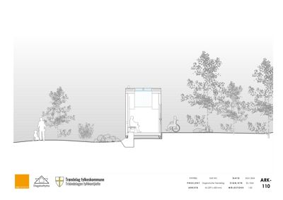 Snittegning som viser tverrsnittet av en toalettbygning (WC) med innvendig innredning, samt omgivelsene med terreng og trær.