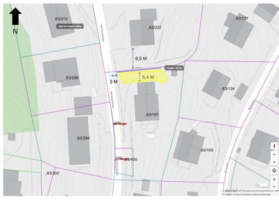 Situasjonsplan som viser eiendomsnummer, bygninger, vegnavn og mål på en planlagt tomt (gult område).