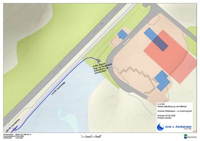Situasjonsplan som viser tomtens topografi, eksisterende veier, vannkropp, og plassering av nye bygninger (røde og blå felter) i forhold til dem.