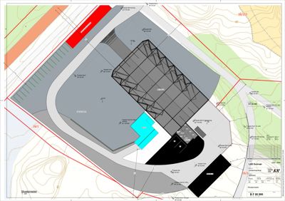 Situasjonsplan som viser bygningens plassering på tomt, omgivende infrastruktur, veier og terrengforhold.