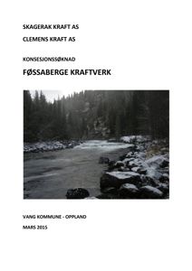 Fotografi av Føssaberge kraftverk, som viser elv, klipper og skog i et snødekt landskap.