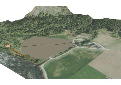 Situasjonsplan som viser tomtens plassering i forhold til omgivelsene, inkludert fjell, vei, vann og naboeiendommer.