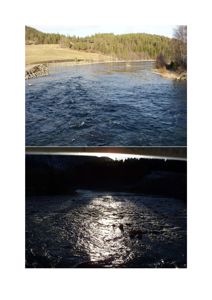 To foton av en elv eller vannvei i et naturlig landskap med skog og åser.