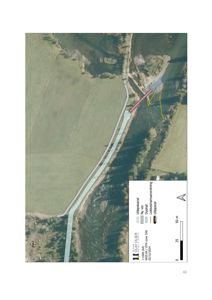 Situasjonsplan som viser lokalisering av en utløpsledning (rørlinje) i forhold til et vannløp og omgivende terreng.