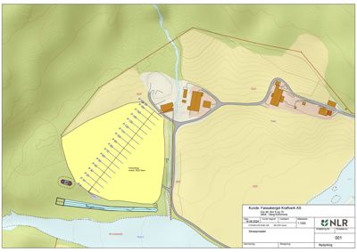 Situasjonsplan som viser tomtens beliggenhet i terrenget, plassering av bygninger, veier og en stor parkeringsplass.
