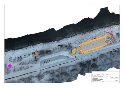 Luftfoto av et snødekt område med en bygning (Gjettsplassen) markert med oransje farge og en gul streg som indikerer en planlagt eller eksisterende vei/veiutvidelse.