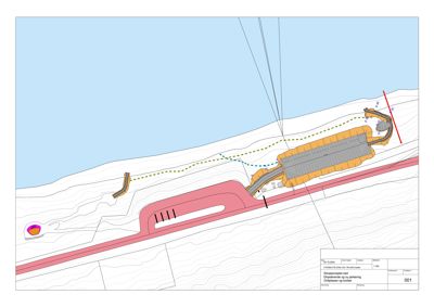 Situasjonsplan som viser bygningens plassering i forhold til terreng, vei og vann, inkludert parkeringsplasser og terrengkonturer.