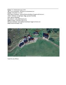 Flyfoto eller satellittbilde av eiendom ved Nedstrandsvegen 1416 med overlagte røde merkelapper som identifiserer bygninger (hus, uthus, garasje) og veier.