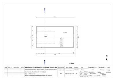 Etasjeplan (1. etasje) som viser romfordeling, dimensjoner og orientering (N) for en bygning.