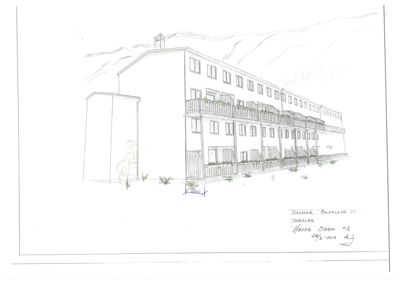 Håndtegnet 3D-visualisering (rendering) av en fleretasjes bygning sett fra siden, med bakgrunn av fjell.