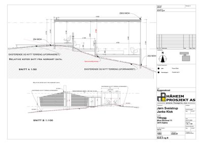 Snittegning (Snitt A og B) som viser tverrsnitt av bygningen med høydeangivelser og terrengforhold.