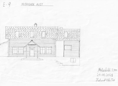 En håndtegnet fasadetegning av en bygning sett fra øst (Aust). Tegningen viser takform, vinduer, dører og trappetrinn.