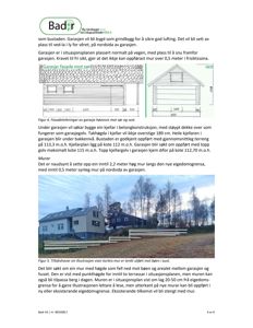 Fotografi av en eksisterende bygning (hus) og en planlagt garasje med tilhørende terreng og vegger.