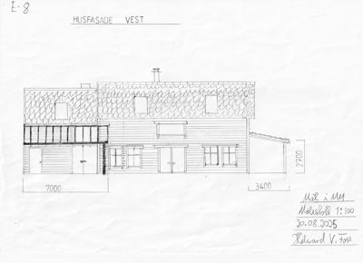 Håndtegnet fasadetegning av bygningens vestside med mål og detaljer.