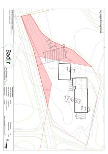 Situasjonsplan som viser tomtens form, topografi (konturlinjer), eksisterende og planlagt bygning, samt nye eiegdomsgrenser.