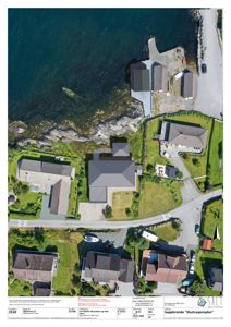 Luftfoto av eiendom med flere hus, vei og kystlinje.