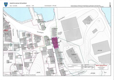 Situasjonsplan som viser tomtens plassering i forhold til nabolag, gater (Strandgata, Åsenbakken) og topografi.